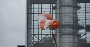 Czy wiatr ma wpływ na wysychanie betonu